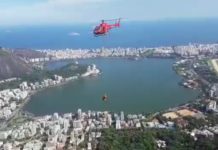 Bombeiros com apoio de helicóptero resgatam homem que se acidentou ao realizar Base Jumping do Corcovado, RJ