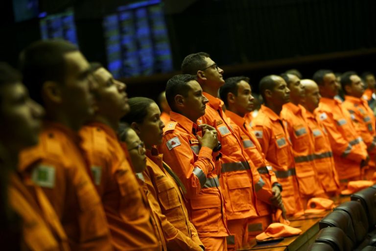 Câmara dos Deputados homenageia vítimas de Brumadinho e bombeiros que trabalharam nas equipes de resgate
