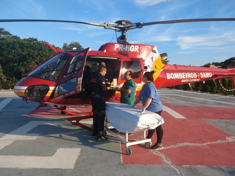 Durante 5 horas bombeiros realizam operação para resgatar motociclista que se acidentou em trilha no município de Imaruí, SC
