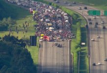 Helicóptero Águia 10 da PM realiza resgate de vítima de acidente entre carro e moto na rodovia dos Imigrantes, SP