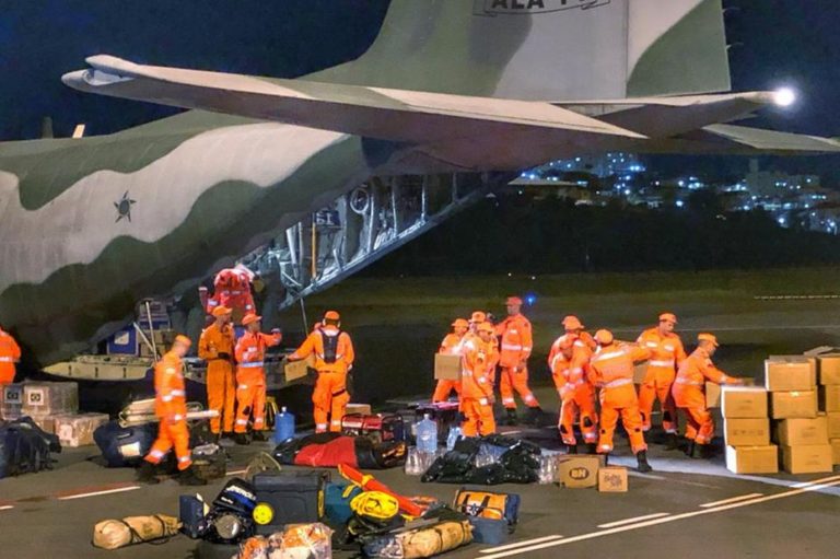 Equipes da Força Nacional e Bombeiros de MG embarcam em aviação da FAB com destino a Moçambique para integrar missão humanitária