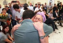 Primeira paciente transplantada com órgão conduzido pelo helicóptero do governador é homenageada em Blumenau