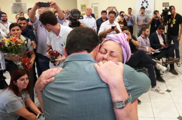 Primeira paciente transplantada com órgão conduzido pelo helicóptero do governador é homenageada em Blumenau