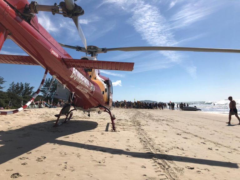 Equipes aeromédicas dos Arcanjos 01 e 02 socorrem duas vítimas com PCR na praia do Campeche, SC