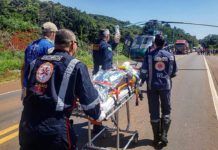 Acidente na PR-487 mobiliza equipes de resgate do Bombeiro, SIATE e SAMU e vítima é socorrida de helicóptero