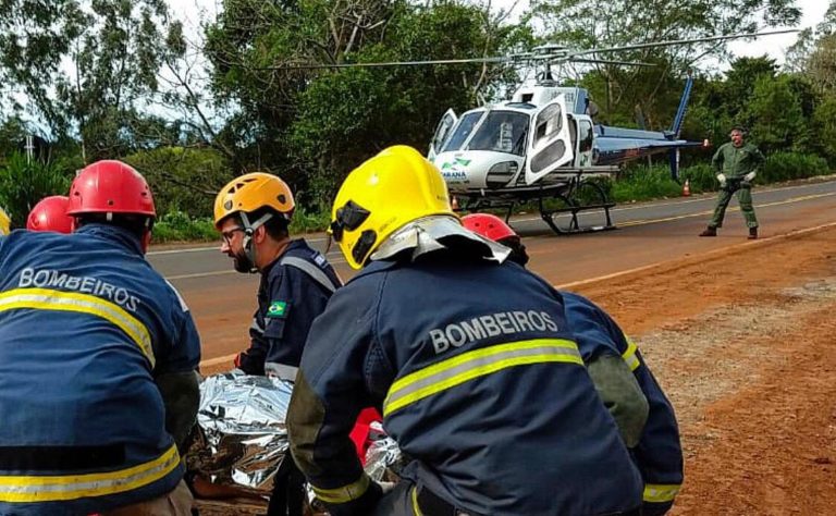 Bombeiros do Paraná e SAMU socorrem vítimas de acidente de trânsito na PR-323