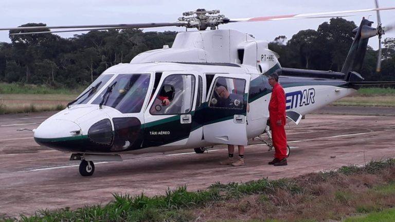 Helicóptero transfere criança vítima de acidente de trânsito e homem com suspeita de infarto da Vila Curuai para Santarém, PA