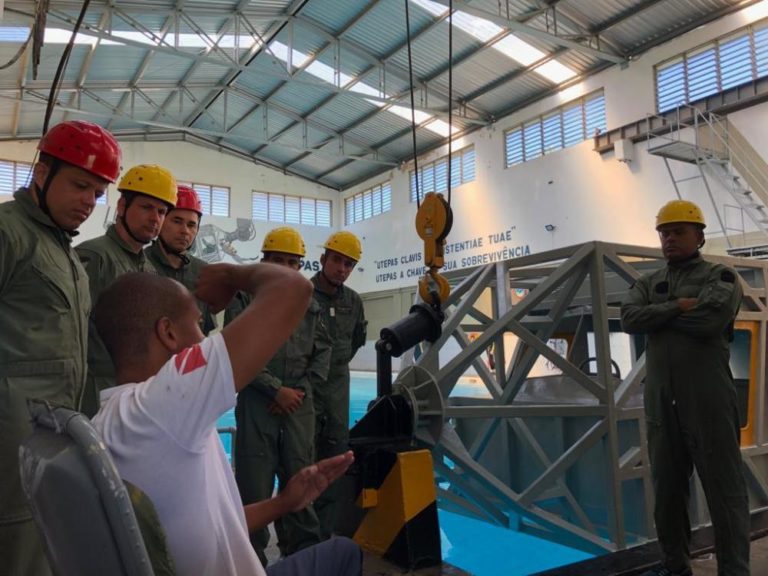 Integrantes do CIOPAer de Tocantins participam de treinamento de escape em aeronaves submersas na Marinha do Brasil