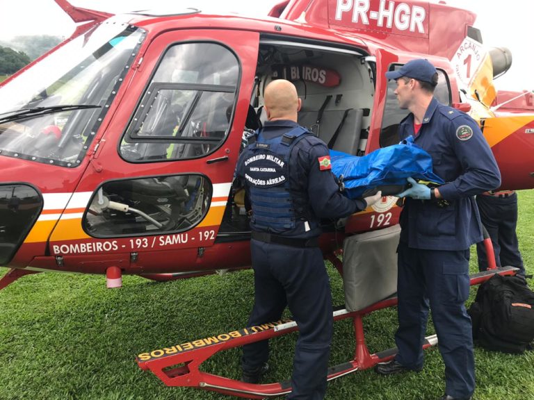Corpo de Bombeiros e SAMU socorrem vítimas de acidente na SC-407, em Antônio Carlos
