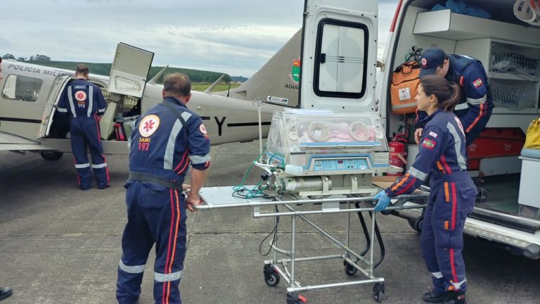 Águia 05 do BAPM e SAMU transportam bebê com problema cardiorrespiratório de Lages a Joinville, SC