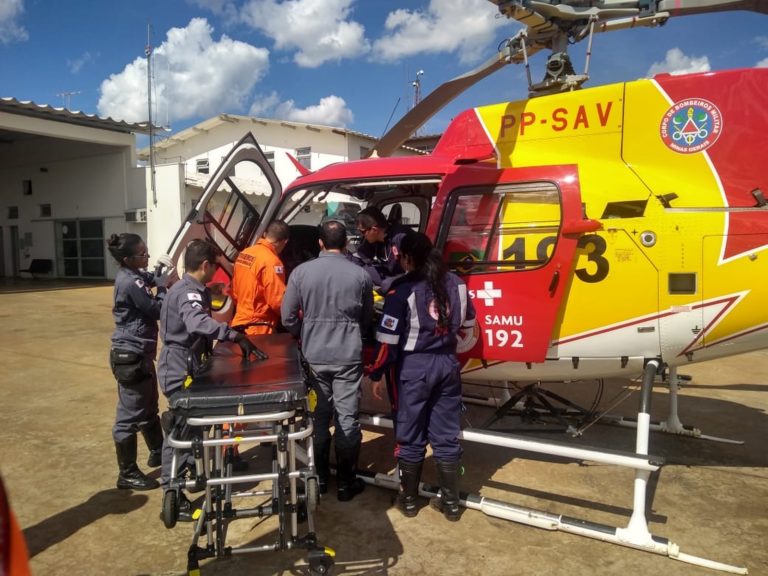 Helicóptero Arcanjo 06 do Corpo de Bombeiros de Minas resgata vítima de acidente na BR-452