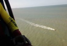 Arcanjo 03 e bombeiros resgatam pescador naufragado na região de Barra Velha, SC