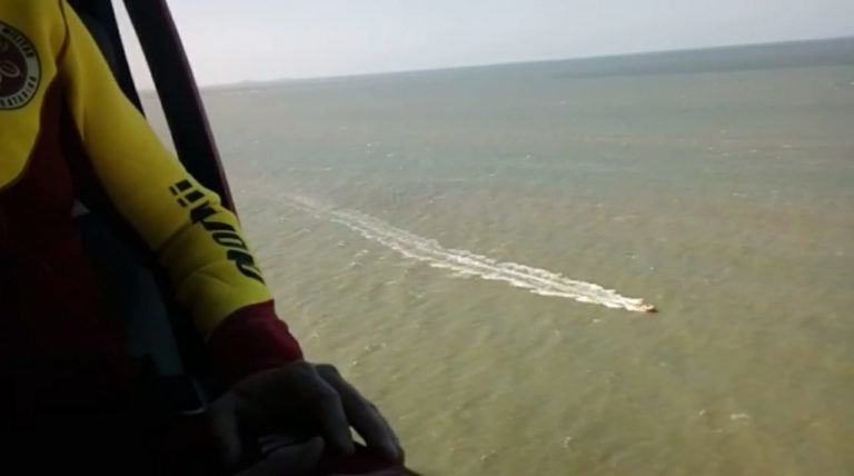 Arcanjo 03 e bombeiros resgatam pescador naufragado na região de Barra Velha, SC