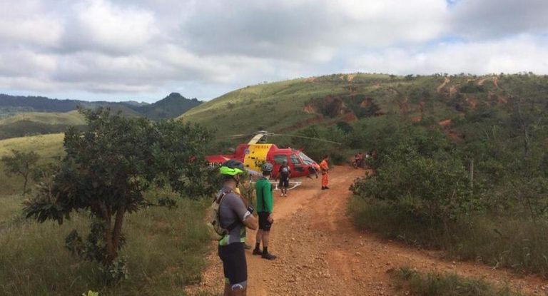 Bombeiros e Arcanjo 03 socorrem ciclista ferido em trilha na região metropolitana de BH