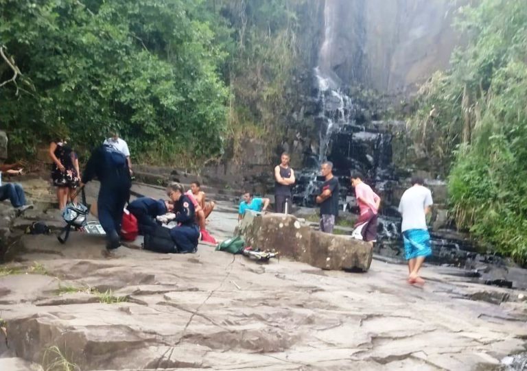 Equipe aeromédica do Arcanjo 01 socorre turista argentino que caiu da Cachoeira da Costa da Lagoa, em Florianópolis