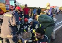 Equipes do SAMU e Corpo de Bombeiros socorrem vítimas de acidente na PR-323, em Paiçandu