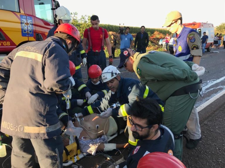 Equipes do SAMU e Corpo de Bombeiros socorrem vítimas de acidente na PR-323, em Paiçandu