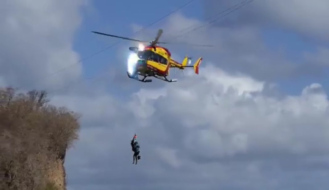 Helicóptero de resgate francês atinge fios de eletricidade durante operação de guincho