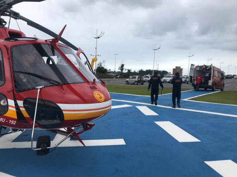 Equipe aeromédica do Arcanjo 03 socorre vítima de afogamento na praia da Barra do Itapocu, SC