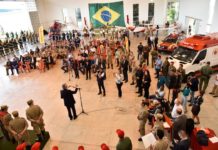 Governo de Goiás recebe investimento para a saúde e lança serviço de transporte aeromédico com avião