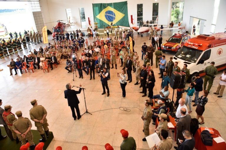 Governo de Goiás recebe investimento para a saúde e lança serviço de transporte aeromédico com avião