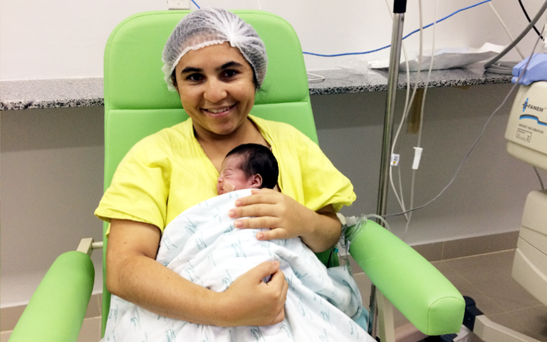 Primeira recém-nascida transportada pela CIOPAer do Ceará para HRSC recebe alta