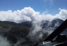 Helicóptero do Corpo de Bombeiros resgata dois homens após acidente em trilha na região serrana, RJ