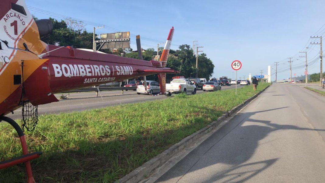 Helicóptero Arcanjo 01 é acionado para resgatar motociclista que teve ferimentos na perna na SC-401