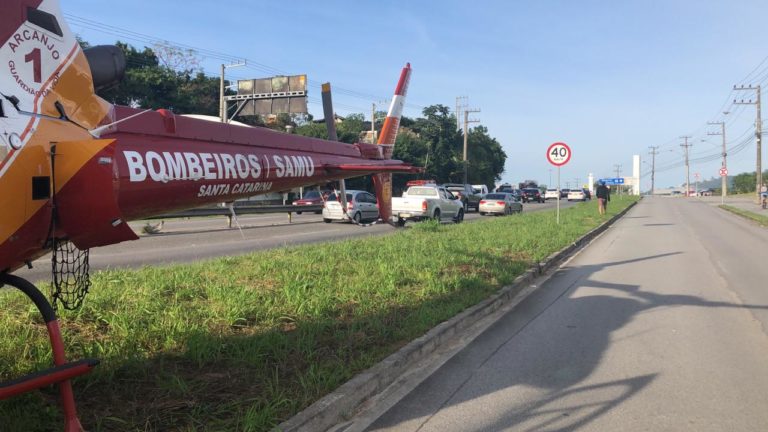 Helicóptero Arcanjo 01 é acionado para socorrer motociclista que se acidentou na SC-401