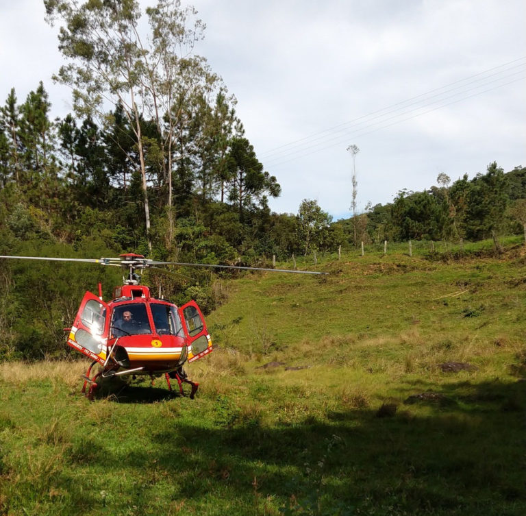 Aeromédico do Arcanjo 01 e bombeiros socorrem homem que caiu de árvore na Grande Florianópolis, SC