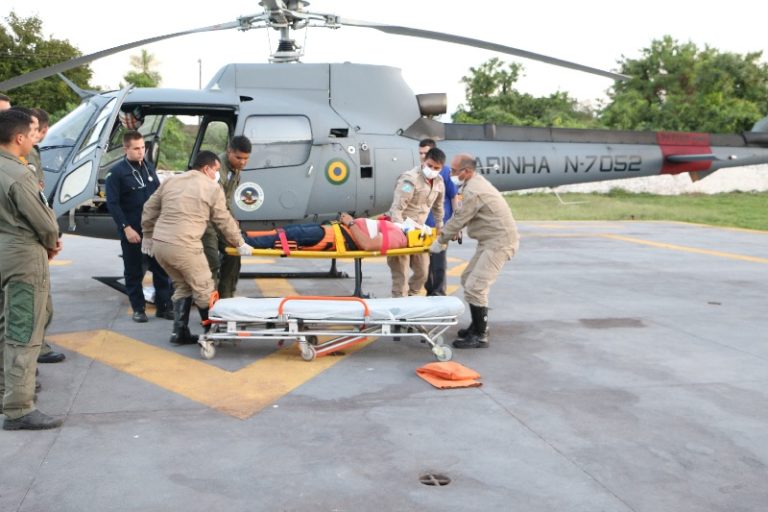 Equipe médica do Esquadrão HU-4 da Marinha resgata homem após acidente com cavalo em Nhecolância, MS