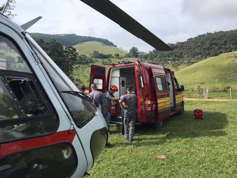 Equipe aeromédica do Águia 09 de São José dos Campos socorre vítima de queda em área rural de Paraibuna