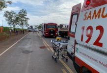 SAMU e bombeiros socorrem vítimas de engavetamento entre três caminhões na PR-323, em Jussara