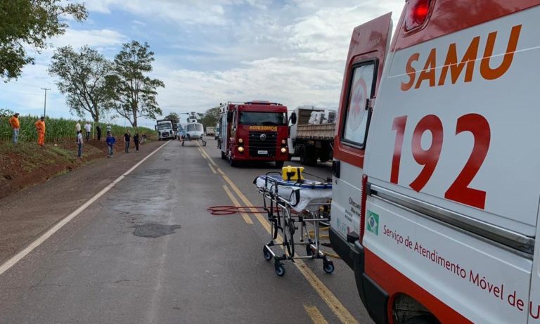 SAMU e bombeiros socorrem vítimas de engavetamento entre três caminhões na PR-323, em Jussara