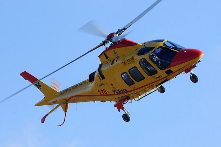 Helicóptero aeromédico colide com pássaro quando transportava paciente de Pádua para Veneza, Itália