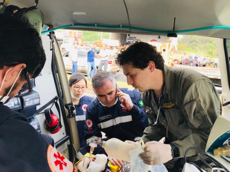 Equipe aeromédica do SAMU, bombeiros e socorristas da VIAPAR resgatam homem atropelado na BR-376, PR