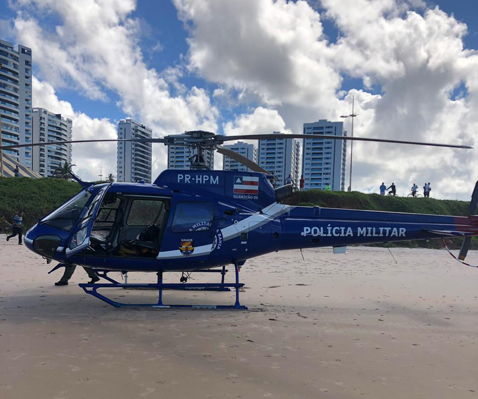 Guardião 05 do GRAER da PM realiza salvamento de dois nadadores na praia do Corsário em Salvador, BA. Foto: Divulgação
