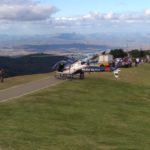 Helicóptero Pégasos 09 da PM é acionado para resgate de corpo de piloto de parapente que bateu em paredão no Pico do Ibituruna em Governador Valadares, MG
