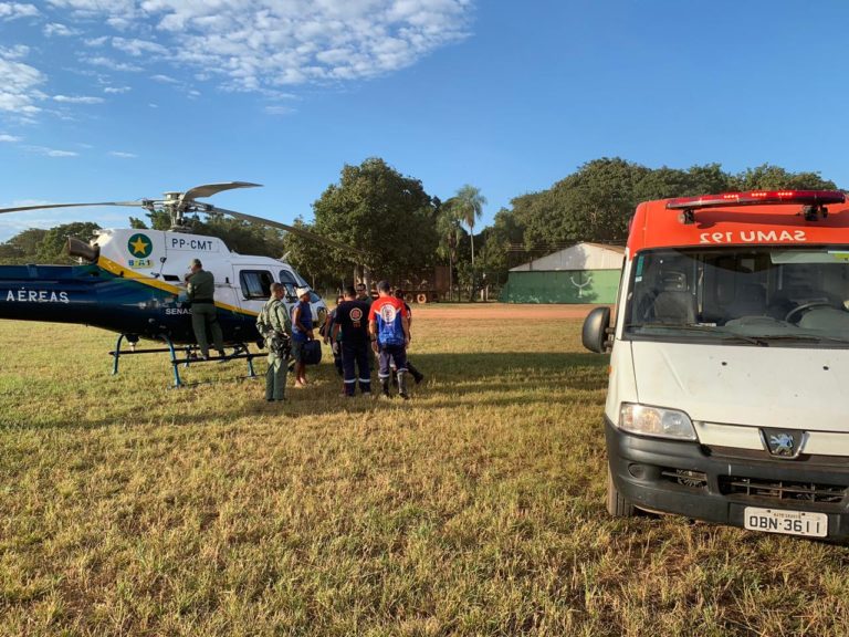 Em apoio ao SAMU, Águia 04 do CIOPAER transporta vítima de trauma da Aldeia de Pirigara para Poconé, MT