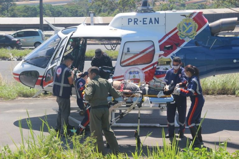 Equipes do Águia 02 e do SAMU resgatam policiais militares feridos em grave acidente de trânsito em Manaus, AM