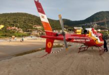 Com ajuda de pescadores equipe do Arcanjo 01 socorre vítima de afogamento na praia da Gamboa, SC