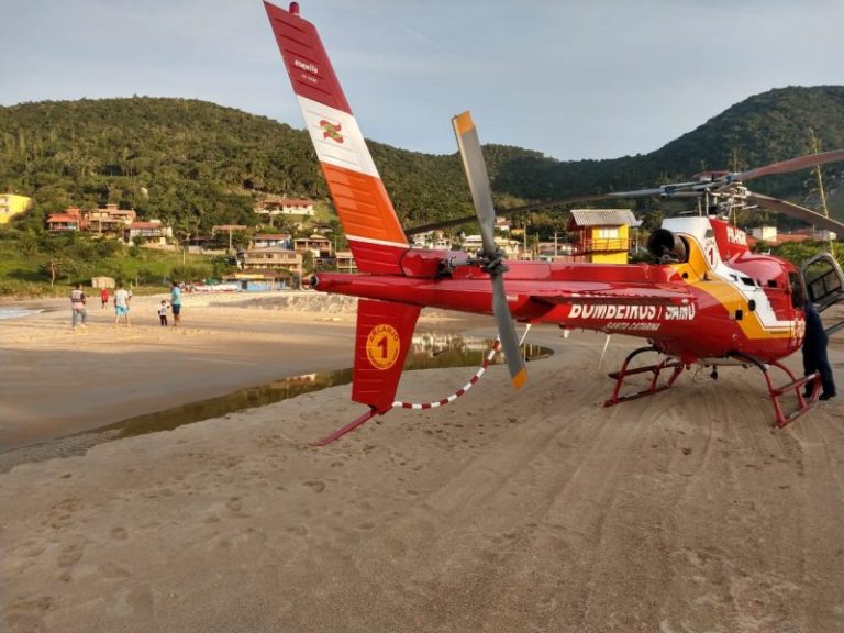 Com ajuda de pescadores equipe do Arcanjo 01 socorre vítima de afogamento na praia da Gamboa, SC
