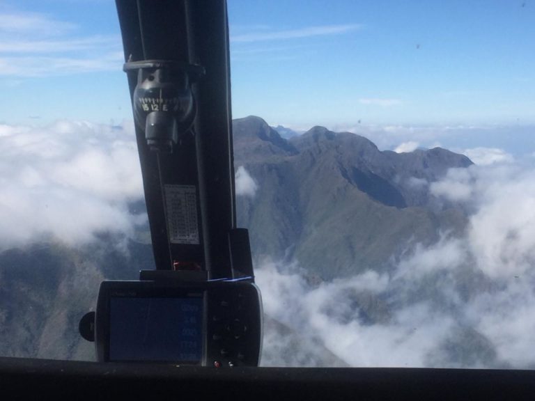 Equipe do helicóptero Águia 09 da PM resgata vítimas no cume da Pedra da Mina e no Pico dos Três Estados, SP