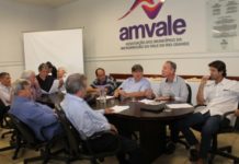 Prefeitos, secretários de saúde e bombeiros debatem serviço aeromédico da macrorregião do Triângulo Sul Mineiro