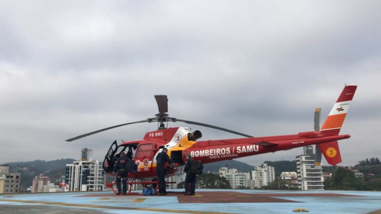 Bombeiros e equipe do Arcanjo 03 revertem parada cardiorrespiratória em homem de 70 anos em Blumenau, SC