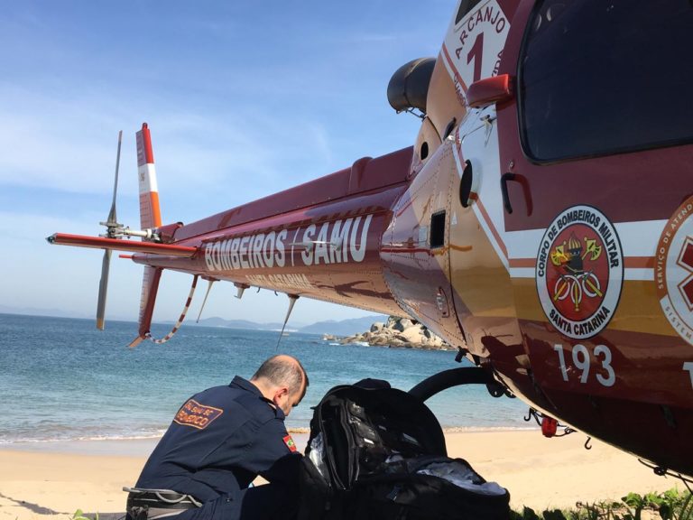 Bombeiros e equipe do Arcanjo 01 socorrem pescador nas proximidades da Ilha do Macuco, em Bombinhas