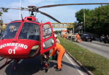 Equipe aeromédica do Bombeiro 01 resgata vítima de atropelamento na Avenida Ayrton Senna, RJ