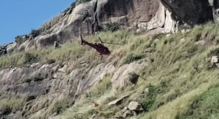 Corpo de Bombeiros utilizou dois helicópteros para resgatar vítima de queda da Pedra da Tartaruga, RJ