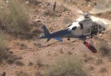 Equipe do helicóptero da Polícia consegue conter o giro da maca e resgata mulher ferida durante caminhada em Phoenix, Arizona