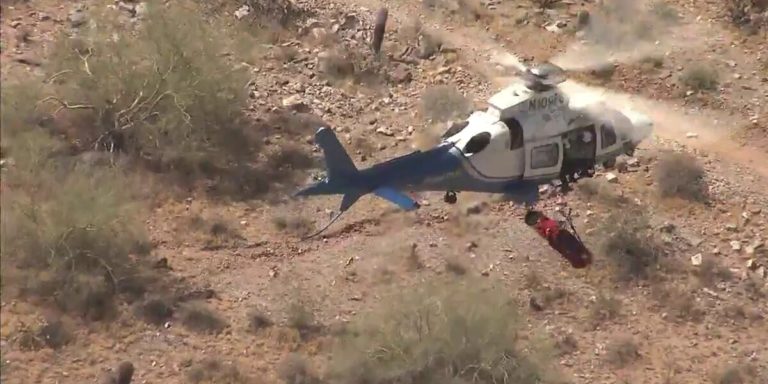 Equipe do helicóptero da Polícia consegue conter o giro da maca e resgata mulher ferida durante caminhada em Phoenix, Arizona